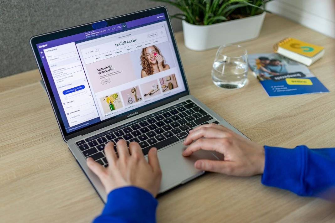 a photo of a E-commerce owner that needs seo advice